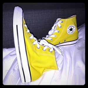 Women’s converse yellow size 5.5 chuck taylor!!!!!